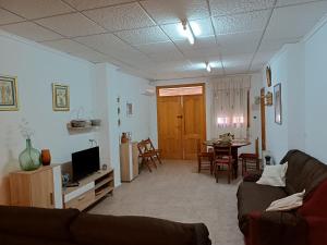 sala de estar con sofá y mesa en CAL TIO PAU, en Orba