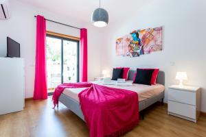 een slaapkamer met een bed met roze lakens en een raam bij Terrace Lovers by Seewest in Lagos