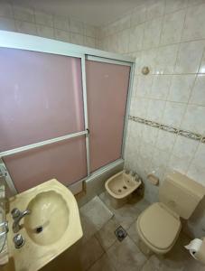 Ванна кімната в Departamento céntrico avenida