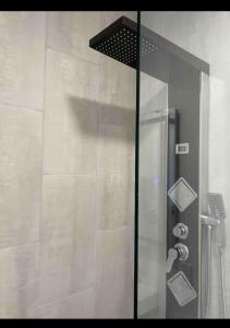 費城的住宿－Private Luxe Room A Hidden Gem With Private Bath & Kitchen，浴室里设有玻璃门淋浴