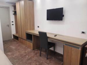 A television and/or entertainment centre at Hotel Miramare