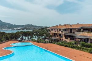 una imagen de una piscina en un complejo en [Dolce Sposa] Swimming pool and private beach, en Porto Cervo