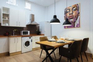 A kitchen or kitchenette at Hostly RBH0 Modern apartment