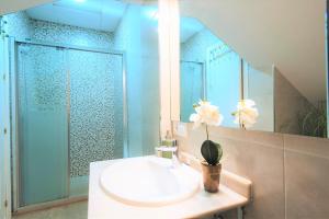 A bathroom at Hostly RBH0 Modern apartment