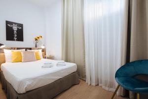 A bed or beds in a room at Hostly RBH0 Modern apartment