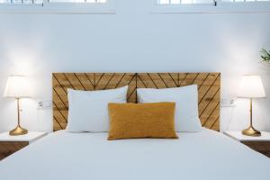 A bed or beds in a room at Hostly RBH0 Modern apartment