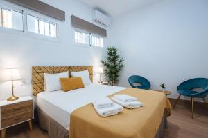 A bed or beds in a room at Hostly RBH0 Modern apartment