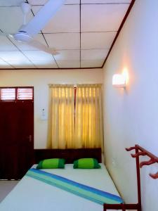 Un pat sau paturi într-o cameră la New Green Garden Hotel & Safari