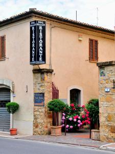 a building with a sign on the side of it at Affittacamere Dal Falco in Pienza