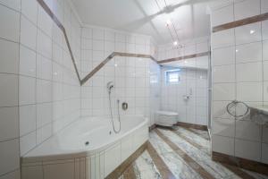 A bathroom at Marys Holiday Penthouse Még 24 kép