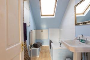 y baño con lavabo y aseo. en Maidenhead House Serviced Accommodation in quiet residential area, free parking, 3 bedrooms, WiFi 1 Gbps, work desks, office chairs, TV 55" Roku, Company stays, couples and families welcome, sleeps 6 en Maidenhead