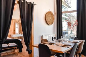 Cal Capó alojamiento con jacuzzi في بيسالو: غرفة طعام مع طاولة ونافذة