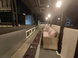 eine Reihe von Sofas auf einer Bar in einem Gebäude in der Unterkunft 910 Hostel (Chengdong) in Yuli