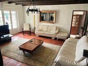 een woonkamer met een bank en een salontafel bij Solar das Mimosas 2 casas in Sintra