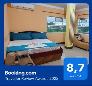 een slaapkamer met een bed met blauwe kussens bij Hotel Platinum Class in Nueva Loja