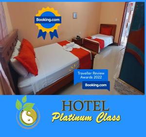 un dormitorio de hotel con 2 camas y un baño de hotel cerrado en Hotel Platinum Class en Nueva Loja