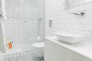 ein weißes Bad mit einem Waschbecken und einem WC in der Unterkunft Casa Burguesa Rua do Almada - Porto city center in Porto
