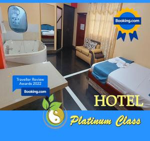 um quarto de hotel com uma cama e uma banheira em Hotel Platinum Class em Nueva Loja