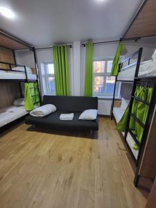 Postel nebo postele na pokoji v ubytování FOKA Hostel