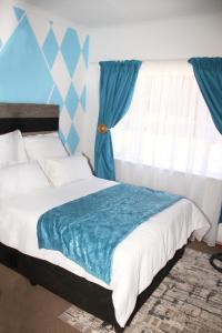 - une chambre avec un grand lit et des rideaux bleus dans l'établissement Adorable Private Room in Germiston, à Germiston