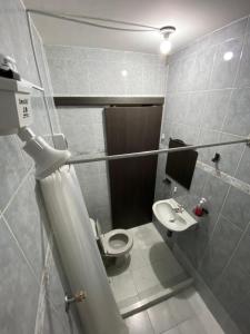 uma pequena casa de banho com WC e lavatório em Apartaestudio amoblado - Pasoancho/Sur-Centro/Cali em Cali