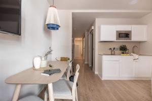 Kuchyňa alebo kuchynka v ubytovaní Apartamentos Líbere Málaga Teatro Romano