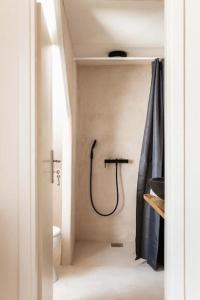 Koupelna v ubytování ΜOOI KATRINS + 20 fotografií