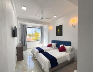 1 dormitorio con 2 camas y ventana en Brisa Fresca, en Thoddoo