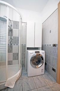 uma máquina de lavar roupa na casa de banho com um chuveiro em B&Bea sweet home Aurelia em Roma
