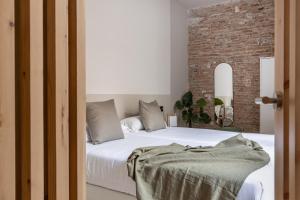 Posteľ alebo postele v izbe v ubytovaní Apartamentos Líbere Málaga Teatro Romano