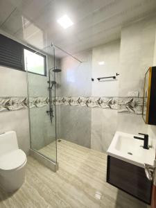 Brisa Fresca في ثودو: حمام مع دش ومرحاض ومغسلة