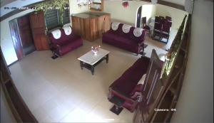 - une vue de tête sur un salon avec des canapés et une table dans l'établissement Jackson Guesthouse Anomabo, à Anomabu