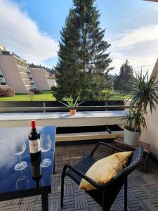 - une table avec une bouteille de vin et deux verres dans l'établissement Ferienwohnung Winklworld inklusive aktivCARD, à Sankt Englmar