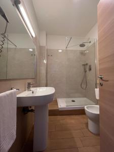 La salle de bains est pourvue d'un lavabo, d'une douche et de toilettes. dans l'établissement Napolit'amo Hotel Principe, à Naples