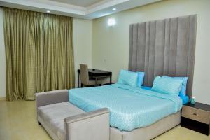 1 dormitorio con cama, silla y escritorio en Beautiful Town House en Lagos