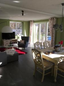 sala de estar con mesa y sillas en Unterkunft am See en Skånes Fagerhult