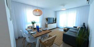 sala de estar con mesa y sofá en Apartamento Rokita Blanca en La Manga del Mar Menor