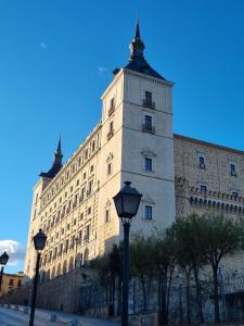 un gran edificio blanco con una luz de la calle delante de él en Atrium Toledo, en Toledo