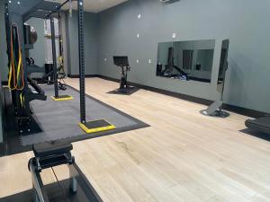 een kamer met een fitnessruimte met een spiegel bij Harlow Hotel in Portland