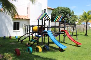 un parque infantil con diferentes toboganes y columpios de colores en VAIA HOTELES, en Coveñas