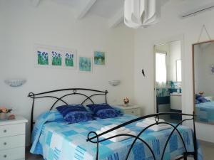 Schlafzimmer mit einem Bett und einem Spiegel in der Unterkunft Villa Agata in Budoni