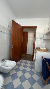 y baño con lavabo y aseo. en Al Bel VEDER en Levico Terme