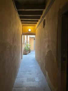un couloir vide d'un bâtiment avec plafond dans l'établissement Number 99 - Number House, à Bergame
