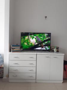 eine weiße Kommode mit einem TV darüber in der Unterkunft Apartamento Temporada Dalva Copacabana in Rio de Janeiro