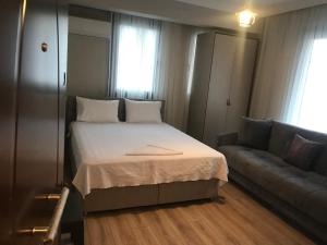 1 dormitorio pequeño con 1 cama y 1 sofá en Golden Lake Aparts, en Koycegiz