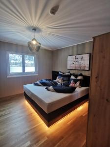 ein Schlafzimmer mit einem großen Bett in einem Zimmer in der Unterkunft Sieghards Home in Mayrhofen