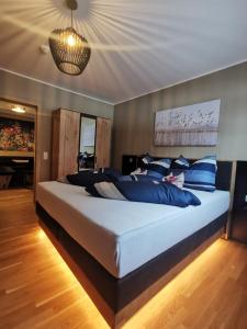 een groot bed met blauwe kussens in een slaapkamer bij Sieghards Home in Mayrhofen