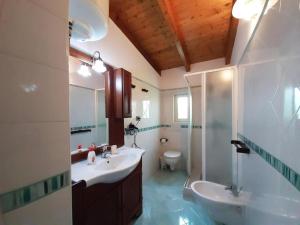 ヴルカーノにあるGarden & Seaのバスルーム(洗面台2台、シャワー、トイレ付)