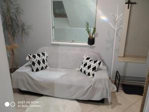 een bed met twee kussens in een kamer bij Apartament przy Słonecznej in Szczyrk