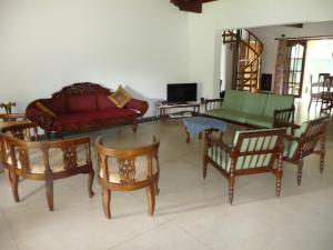 Area tempat duduk di Cinnamon Bungalow